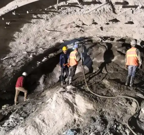 长汀隧道拱顶带模注浆料，微膨胀注浆料的特点及施工工艺